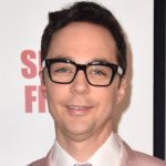 Jim Parsons est-il aussi intelligent que Sheldon Cooper dans la vie réelle?