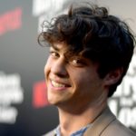 Noah Centineo s’est rasé la tête et personne en ligne ne peut s’en occuper