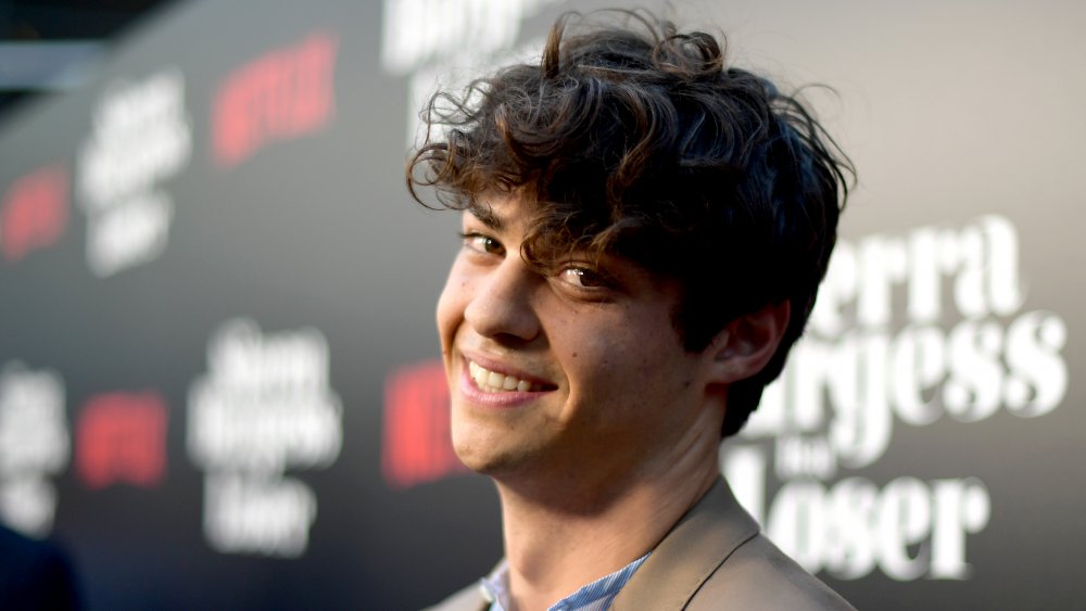 Noah Centineo s’est rasé la tête et personne en ligne ne peut s’en occuper