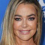 Denise Richards rappelle la travailleuse du sexe de Charlie Sheen pour Thanksgiving