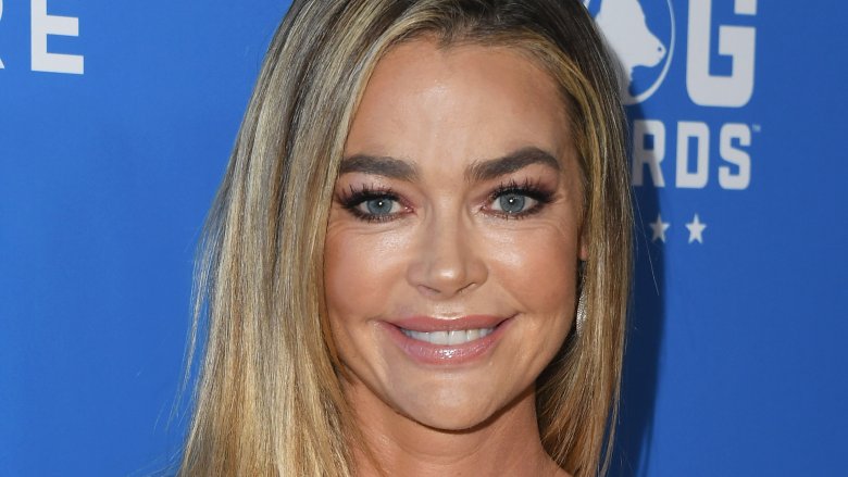 Denise Richards rappelle la travailleuse du sexe de Charlie Sheen pour Thanksgiving