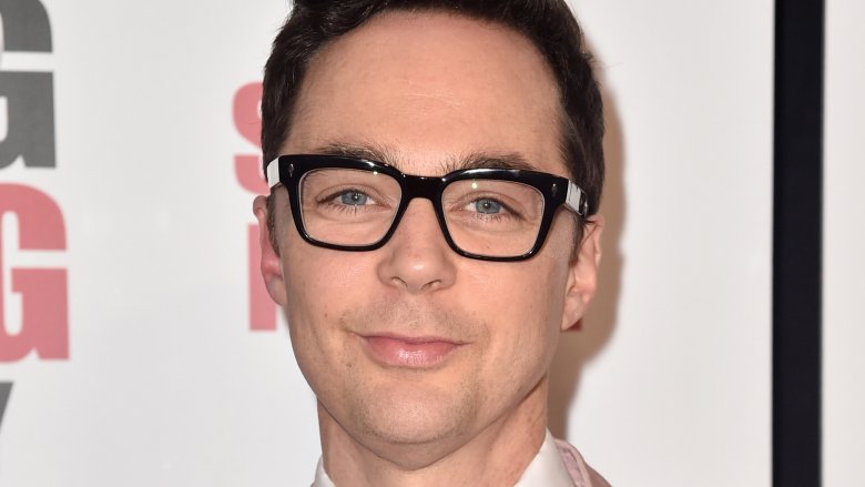 Ce que Jim Parsons du Big Bang Theory est en train de faire