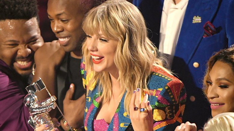 Taylor Swift remporte le titre de Vidéo de l’année 2019 VMA, prononce un discours percutant