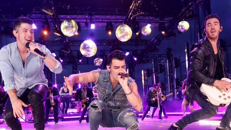 Jonas Brothers chante ‘Sucker’ et plus à 2019 MTV VMAs