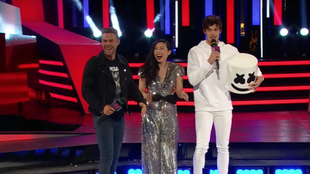 Shawn Mendes portait le casque de Marshmello aux MMVA