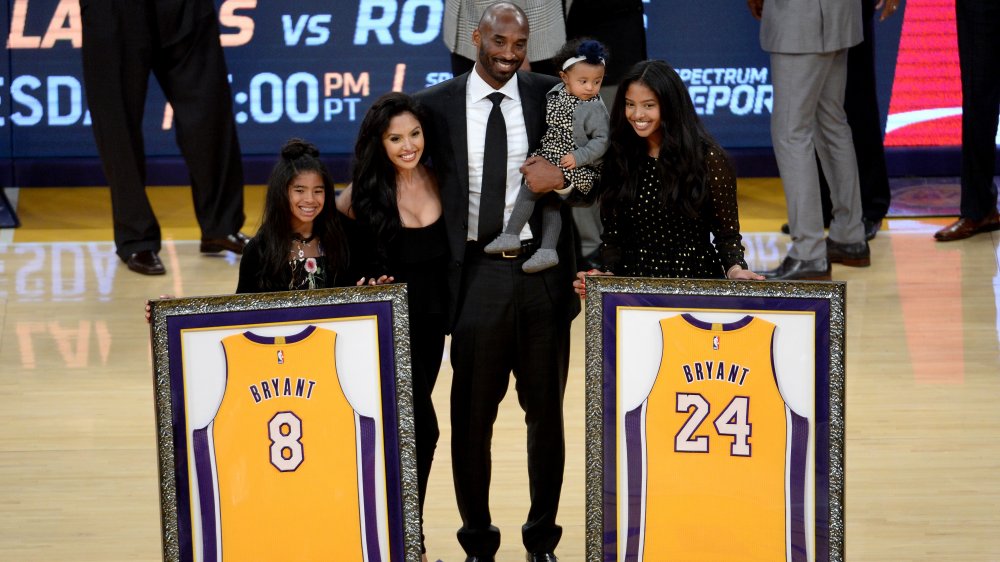 Kobe Bryant abandonne les maillots n ° 8 et n ° 24 aux côtés de sa famille