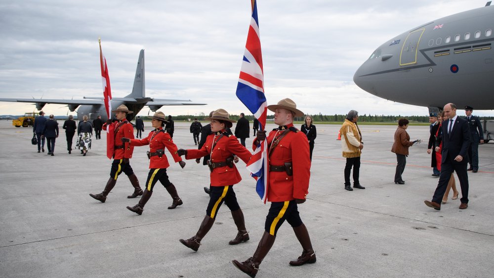 Des policiers canadiens avec des drapeaux canadien et britannique