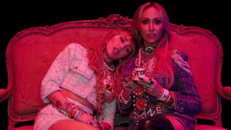 Miley et Tish Cyrus dans la vidéo de Mother's Daughter