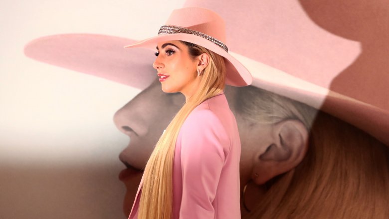 Lady Gaga faisant la promotion de "Joanne"