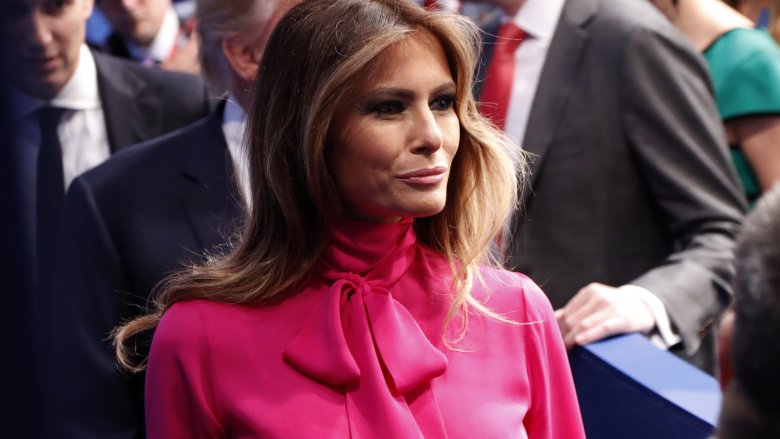 Melania Trump dans son chemisier à nœud lavallière