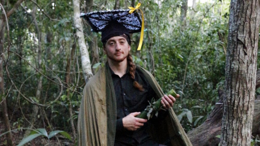 Raphael Coleman fête son diplôme dans la jungle