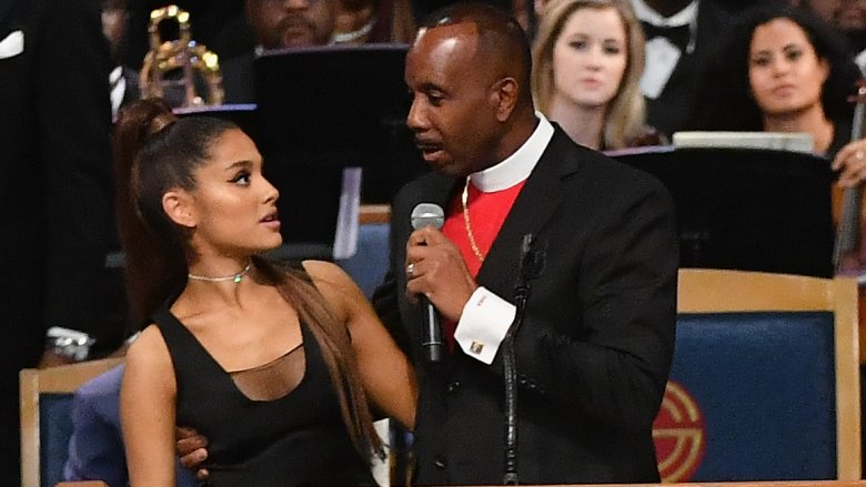 Ariana Grande, évêque Charles H. Ellis II