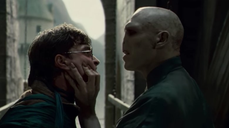 Ralph Fiennes comme Lord Voldemort, Daniel Radcliffe comme Harry Potter