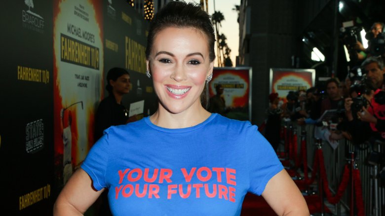 Alyssa Milano portant une chemise qui se lit 