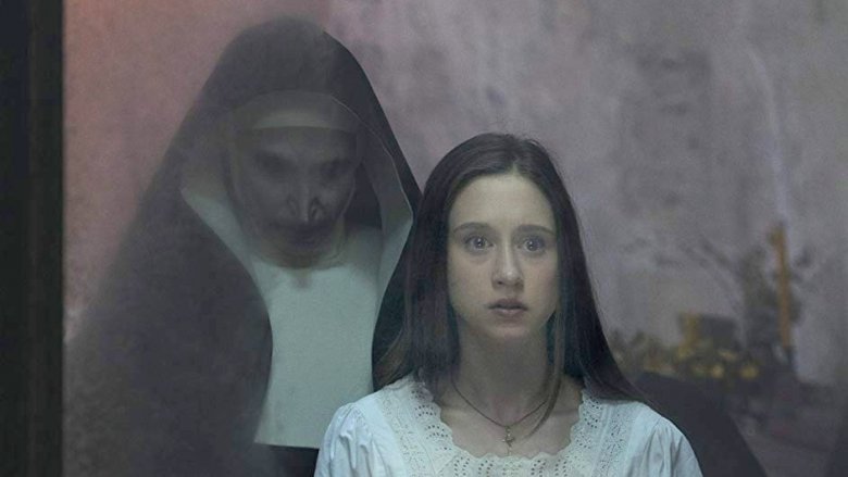 Taissa Farmiga et Bonnie Aarons dans The Nun