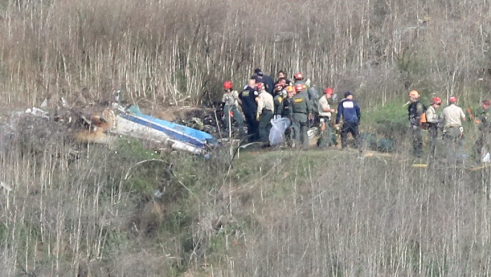 Les fonctionnaires passent au peigne fin le site de l'accident d'hélicoptère.