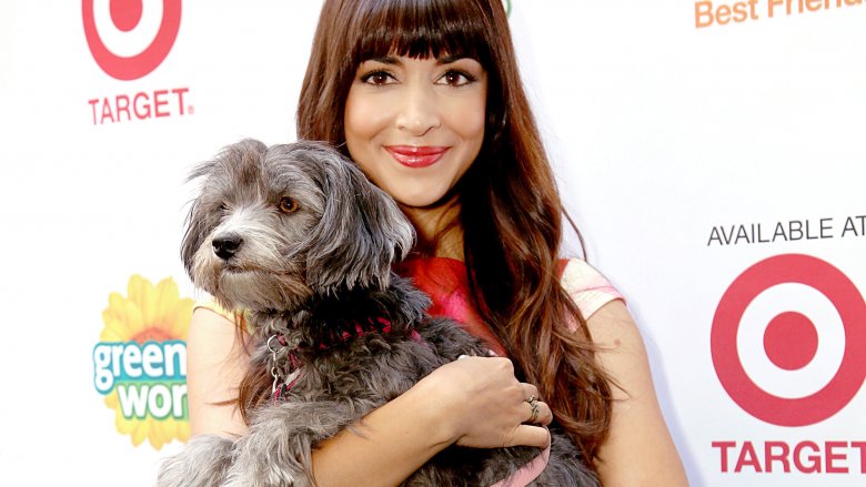 Hannah Simone tenant un chien