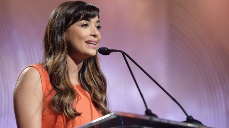 Hannah Simone s'exprimant lors du dîner de célébration du WE Day