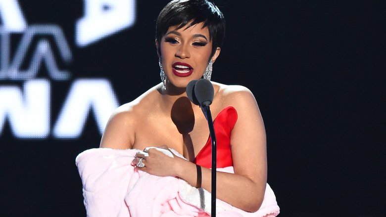 Cardi B fait semblant d'allaiter aux MTV Video Music Awards 2018