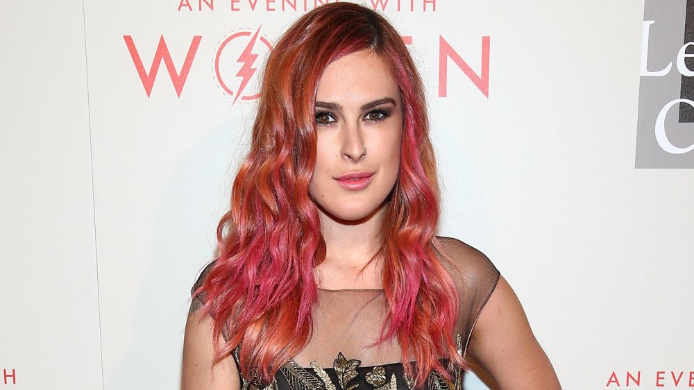 Rumer Willis enfile de longs cheveux roses