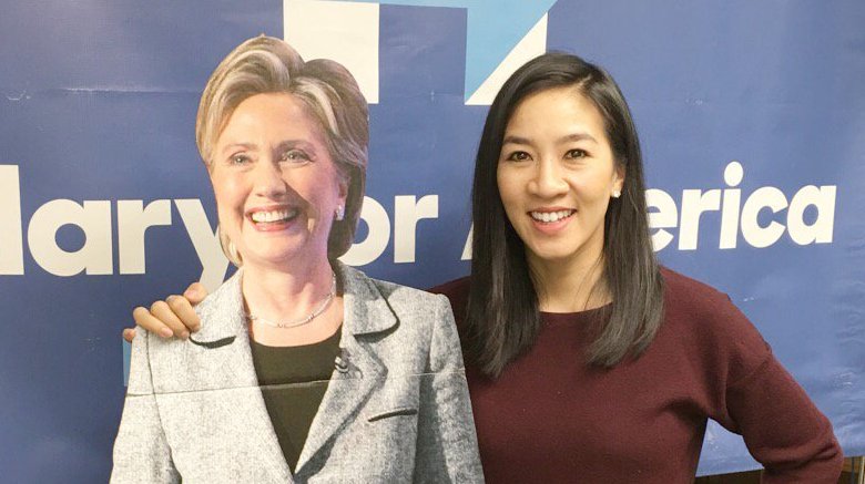 Michelle Kwan pose avec une coupure d'Hillary Clinton en 2016