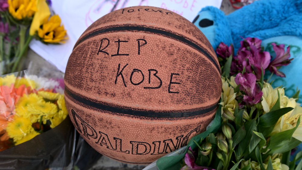 Les gens pleurent à un mémorial de fortune à Mamba Sports Academy pour l'ancien grand NBA Kobe Bryant