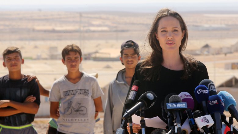 Angelina Jolie s'exprimant lors d'une mission sur le terrain