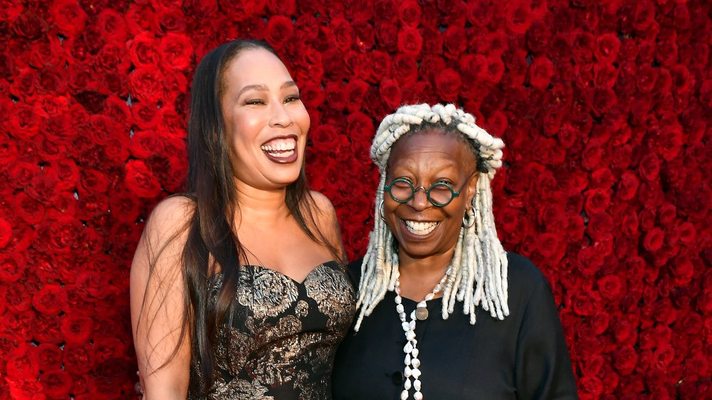 Whoopi Goldberg et sa fille Alex Martin posent sur un tapis rouge