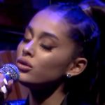 Ariana Grande rend hommage à Aretha Franklin avec une performance émotionnelle ce soir