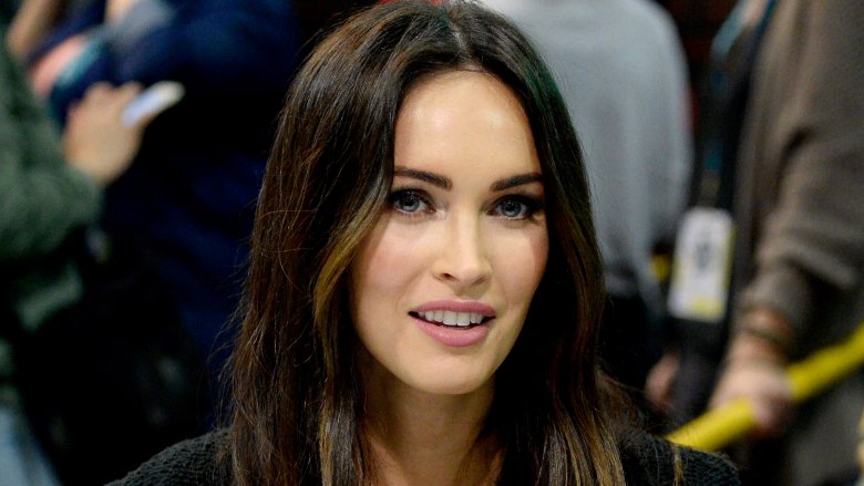 Megan Fox à une table pour un événement de fans