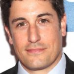 Jason Biggs célèbre un an de sobriété