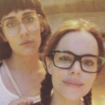 La chanteuse Teddy Geiger sort avec Emily Hampshire, actrice de Schitt’s Creek