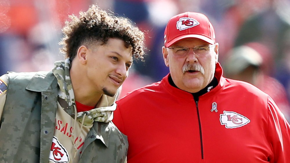 L'entraîneur des Kansas City Chiefs Andy Reid avec le quart-arrière Patrick Mahomes