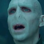 L’acteur qui joue Voldemort est magnifique dans la vraie vie