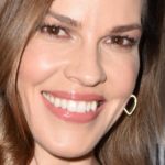 L’actrice Hilary Swank épouse son petit ami Philip Schneider lors d’un mariage secret