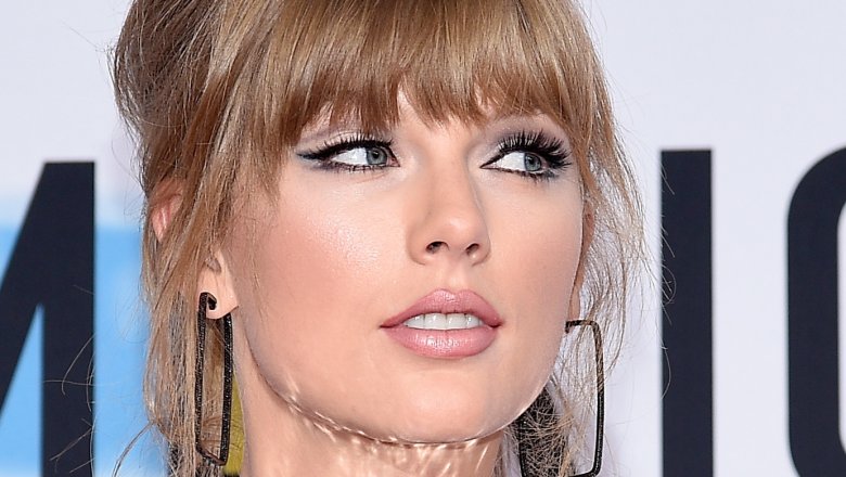 Taylor Swift sur le tapis rouge des American Music Awards 2018