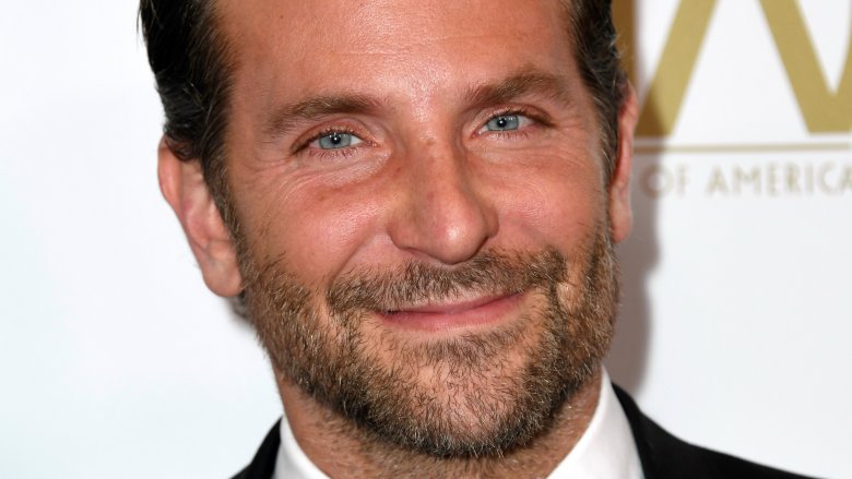 Les relations de Bradley Cooper continuent de devenir de plus en plus étranges