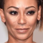 Mel B révèle qu’elle a été hospitalisée pour une fracture des côtes et une main «coupée»