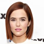 Où habite Zoey Deutch et quelle est la taille de sa maison?