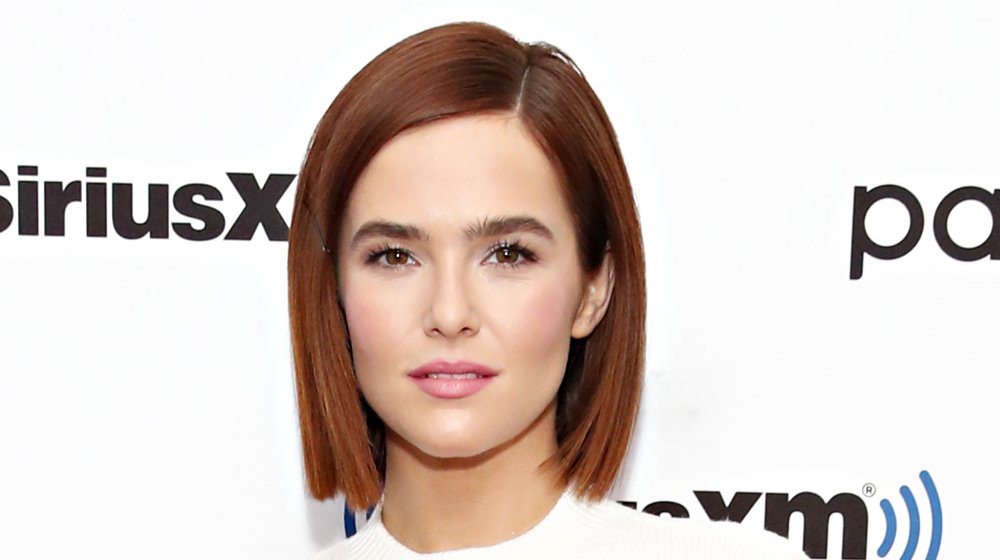 Où habite Zoey Deutch et quelle est la taille de sa maison?