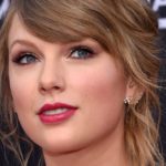 Taylor Swift devient ému lors d’un concert en Floride à l’occasion de l’anniversaire de la victoire du procès pour agression sexuelle