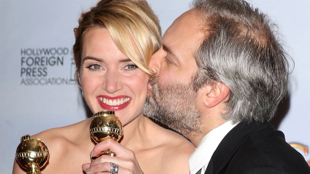 L'actrice Kate Winslet pose avec le réalisateur Sam Mendes dans la salle de presse du 66e Golden Globe Awards