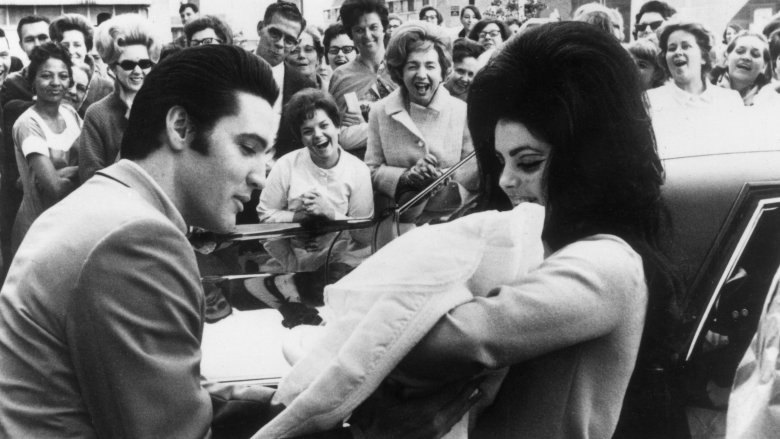 Elvis et Priscilla Presley avec sa fille Lisa Marie