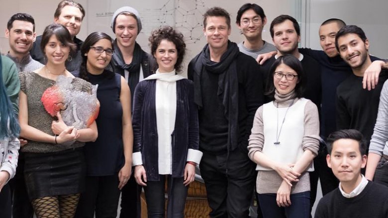 Neri Oxman et Brad Pitt posent avec un groupe