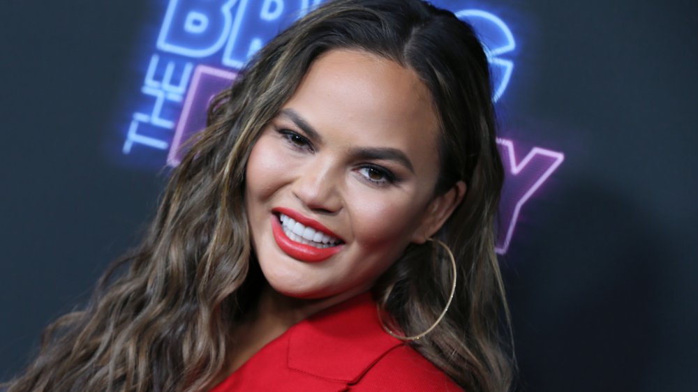 Chrissy Teigen assiste à la première de 