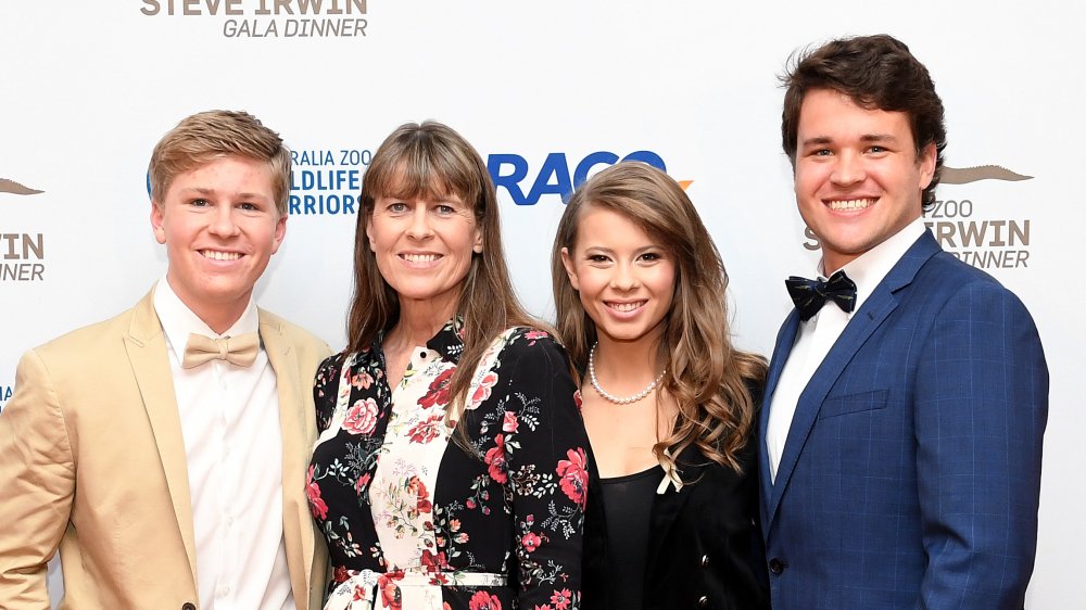 Robert Clarence Irwin, Terri Irwin, Bindi Irwin et Chandler Powell