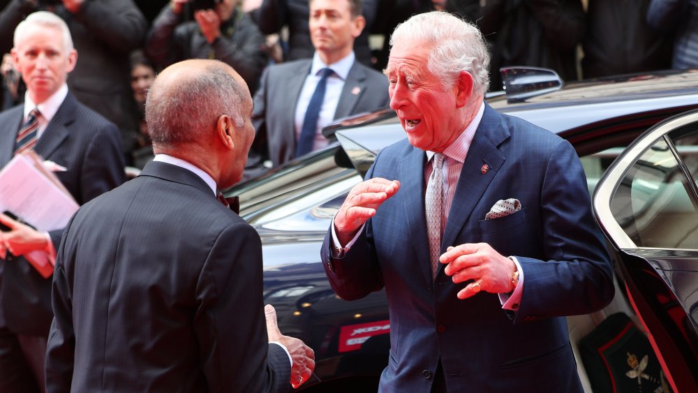 Sir Kenneth Olisa et le prince Charles se serrent presque la main