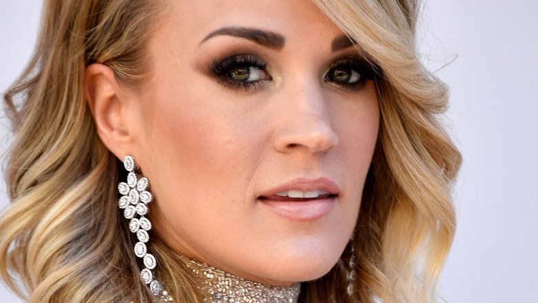 Carrie Underwood avertit les fans qu’elle «  pourrait avoir l’air un peu différente  » après l’accident de novembre