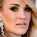 Carrie Underwood montre de près une blessure au poignet