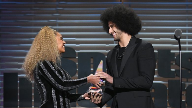 Colin Kaepernick reçoit le prix Sports Illustrated de Beyonce